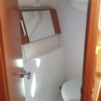 Grande cabine de douche et toilettes sur l'Océanis 31