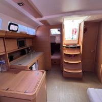 Orca   Dufour 410   Cuisine   Location de voiliers   Larmor Plage