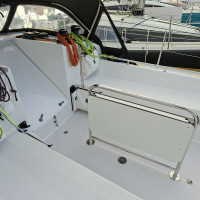 Cockpit très large avec une table pliante pour plus de confort au mouillage.