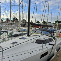 Le roof typique des pogo 36 est bien visible sur cette photo du bateau à quai