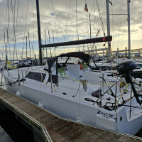 Vue de l'arrière bâbord du Pogo 36 avec son grand cockpit et son pont ergonomique