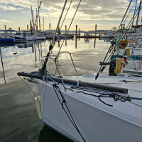 Le pogo 36 du chantier structure dispose d'un long bout dehors pour voiles de portant