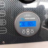 Le contrôleur de batterie victron permet de suivre les consommations et les niveau de charge des batteries. indispensable pour la gestion de son parc 