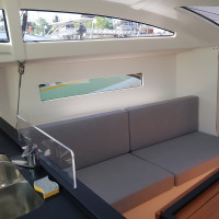 Possibilité de dormir dans le carré. Ce RM 970 accueille confortablement jusqu'à 6 équipiers