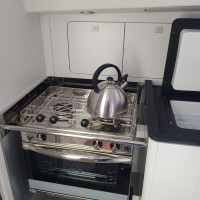 La cuisine du RM 970 dispose d'une gazinière avec 2 feux et un four à gaz