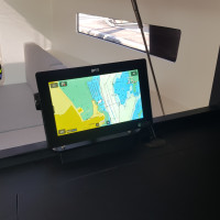 Un GPS Raymarine avec Cartographie est installé sur la table à carte du RM 970