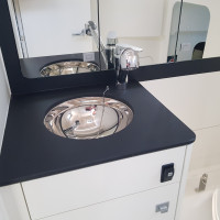 Le RM 970 dispose d'une salle d'eau avec toilettes, douche et lavabo