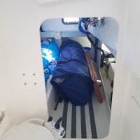 Local technique accessible par les toilettes permet le stockage des voiles et de l'annexe
