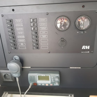 Détail du panneau électrique du RM 970 avec VHF ASN fixe, Jauges de réservoirs d'eau et tension de batteries