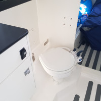 Le RM 970 est équipé d'un WC marin et d'une cuve à eaux noires