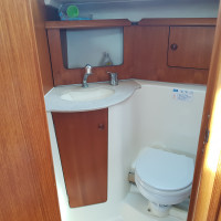 Salle d'eau avec WC marins et lavabo sur le Sun Odyssey 32 DL