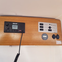 Tableau électrique et VHF ASN sur le Mojito 650