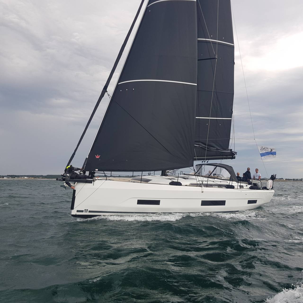 Vérification minutieuse de réglage du gréement et de l'installation des voiles par l'équipe Iloria Bretagne