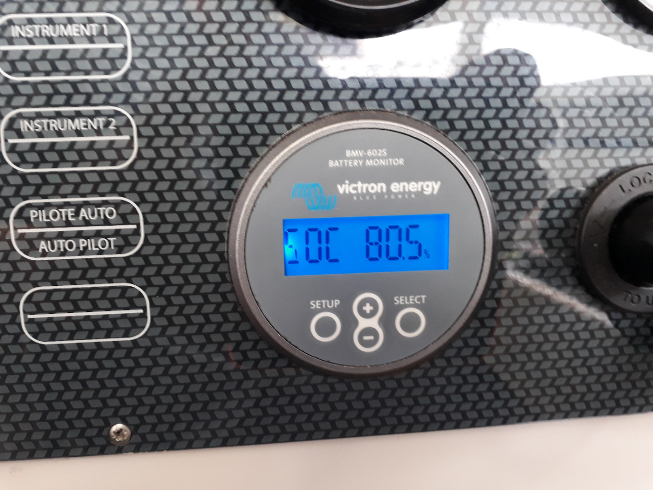 Le contrôleur de batterie victron permet de suivre les consommations et les niveau de charge des batteries. indispensable pour la gestion de son parc