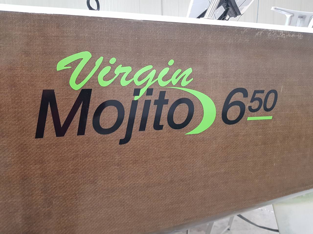 Vue du logo "Virgin Mojito 650" et fibre de lin de la coque